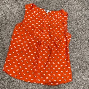 Elegant sleeveless button up top 🤩